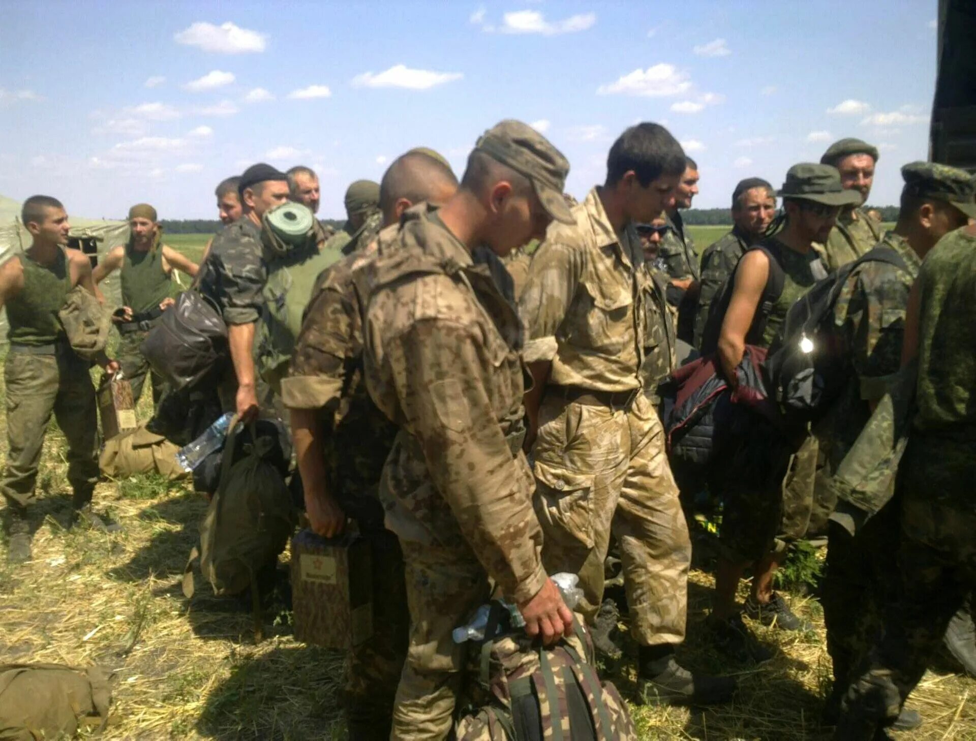 Украина сдалась в войне с россией. ВСУ 2014. Пленные украинские военные. Пленные российские солдаты в 2014. Пленные украинские военные в 2014.