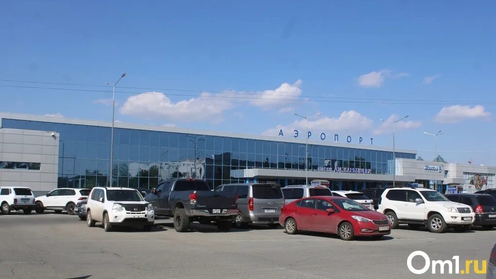 Новости аэропорт омск. Огромная очередь. Имена дм карбышева аэропорт. Старый аэропорт омск. Омский аэропорт.