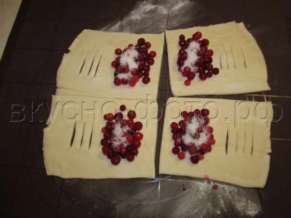 слойки с брусникой. слоеное тесто брусника рецепт. слойки с яблоком и брусникой. пирог с брусникой и сгущенкой. слоеное тесто брусника рецепт.