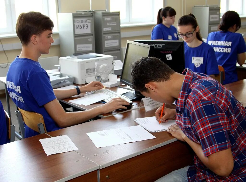 Приемная комиссия. Поступление в вуз. Абитуриент приемная комиссия. Приёмная комиссия вуз. Абитуриенты россии