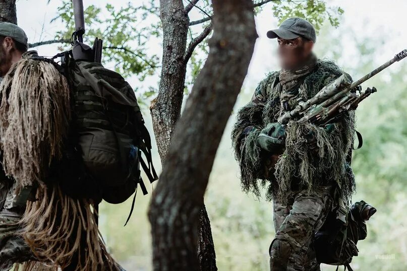 снайпер в гилли. 45 бригада спецназа вдв кубинка. маскхалат леший снайпер. леший чечня. снайпер цсн.