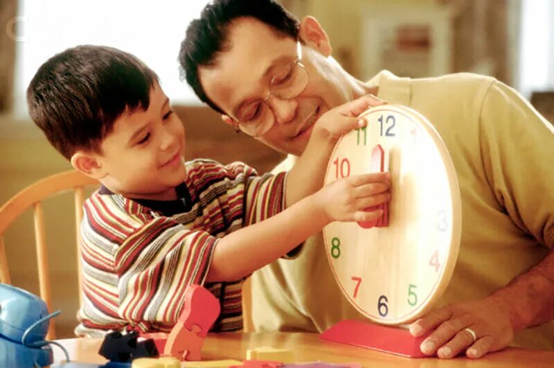 Детский час сайт. Ребенок с часами. Часы для детей. Часы и дети с родителями. Малыш с часами.