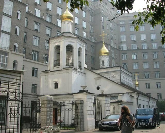 храм архангела михаила на овчинниковской набережной. храм архангела в овчинниках. храм архангела михаила в замоскворечье. храм архангела михаила в замоскворечье. храм архангела михаила средний овчинниковский переулок.