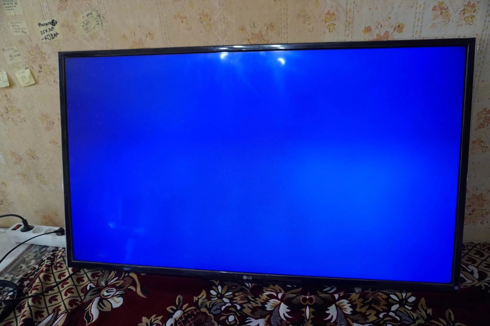Телевизор lg синие цвета. Синий экран телевизора LG. LG 43uf640v синий экран. Голубой экран телевизора. Подсветка для телевизора.