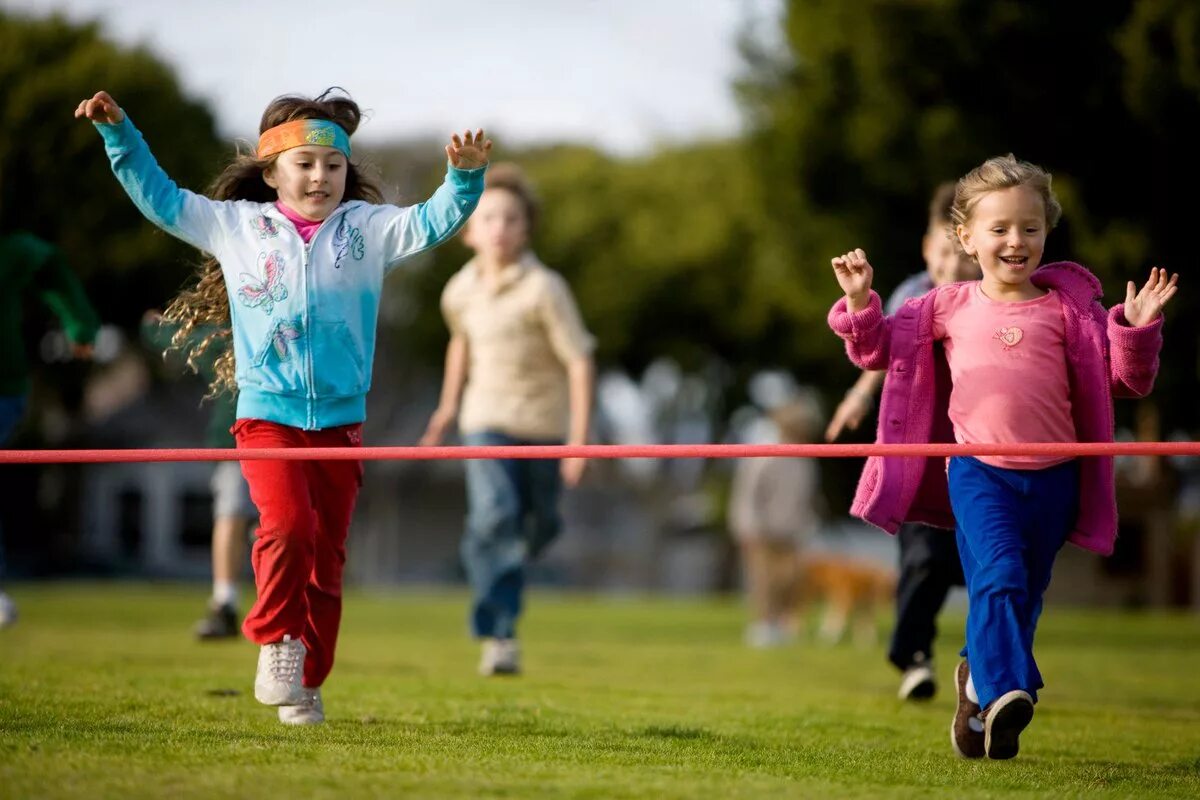 Спорт дети. Спортивный праздник для детей. Спортивные соревнования для детей. Спортивные и подвижные игры.