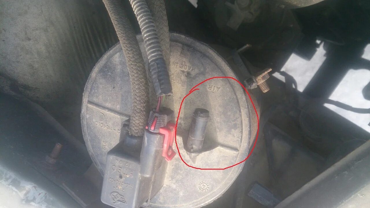 6. Подсос воздуха 2114. Подсос через адсорбер. Клапан адсорбера ваз 2115. Трубка абсорбера веста 1, 6.