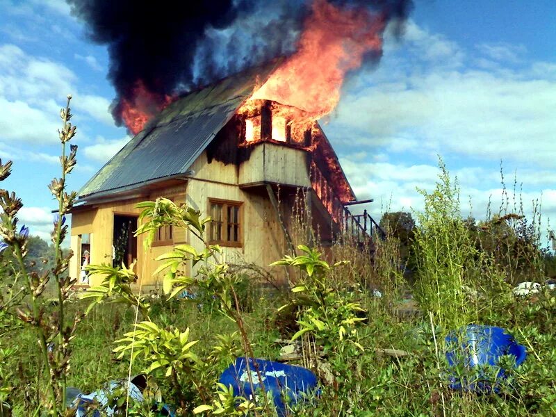 Сгорел дачный. Пожар на даче. Горит дом дача. Пожар дома от. Сгорел дачный дом.
