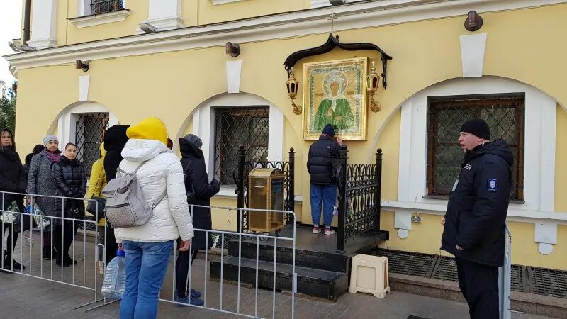 Часы посещения матроны московской. Храм Матроны Московской на Таганке. Храм Матроны Московской на Таганке мощи. Матрона Московская храм на Таганке очередь. Иконы в храме Матроны Московской на Таганке.