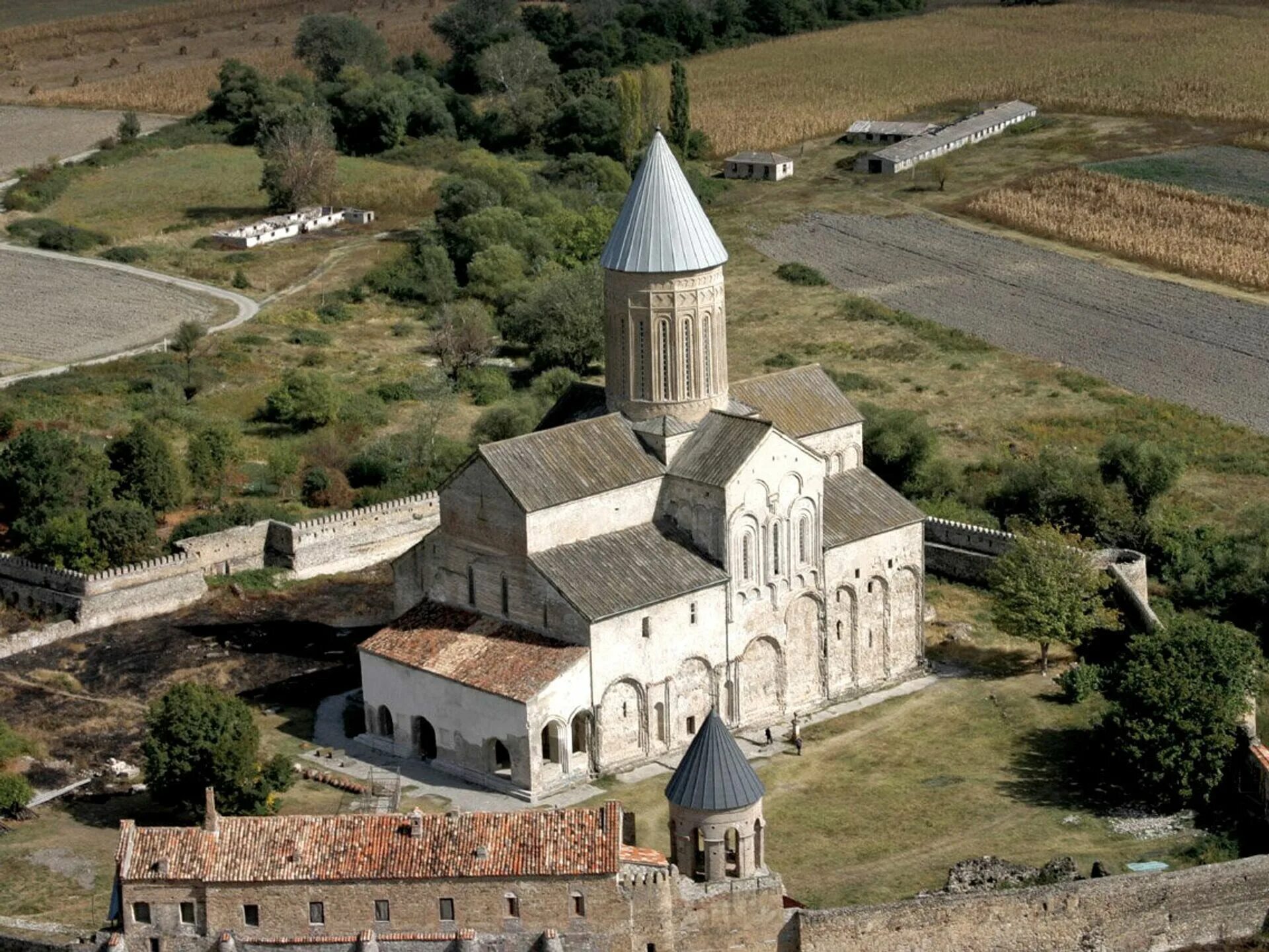 Монастырь остановиться. Монастырь Самтавро Мцхета. Монастырь Алаверди Грузия. Самтавро монастырь в Грузии.