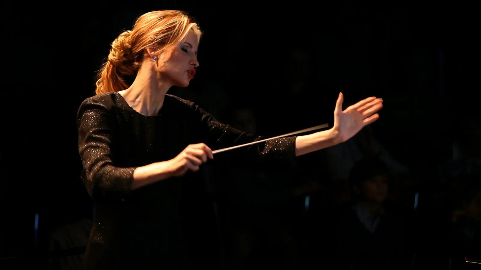 Виктория добровольская дирижёр. Татьяна коломийцева дирижер. Alondra de la parra дирижер. Дана муриева дирижер. Виктория добровольская дирижёр.