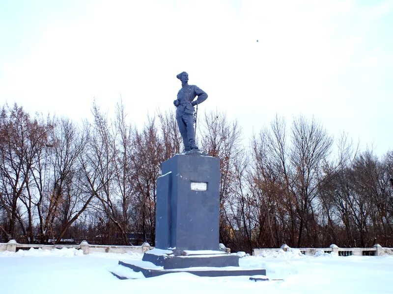 Чапаев самарская область. Чапаев памятник в Чапаевске. Лубны памятник Чапаеву.