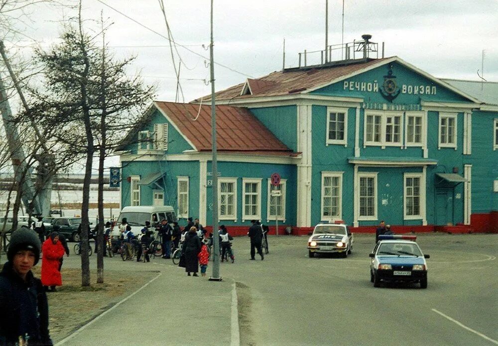 Салехард старое. Старый Речной вокзал Салехард. Лабытнанги старый вокзал. Салехард старый Речной порт. Салехарде старый речвокзал.