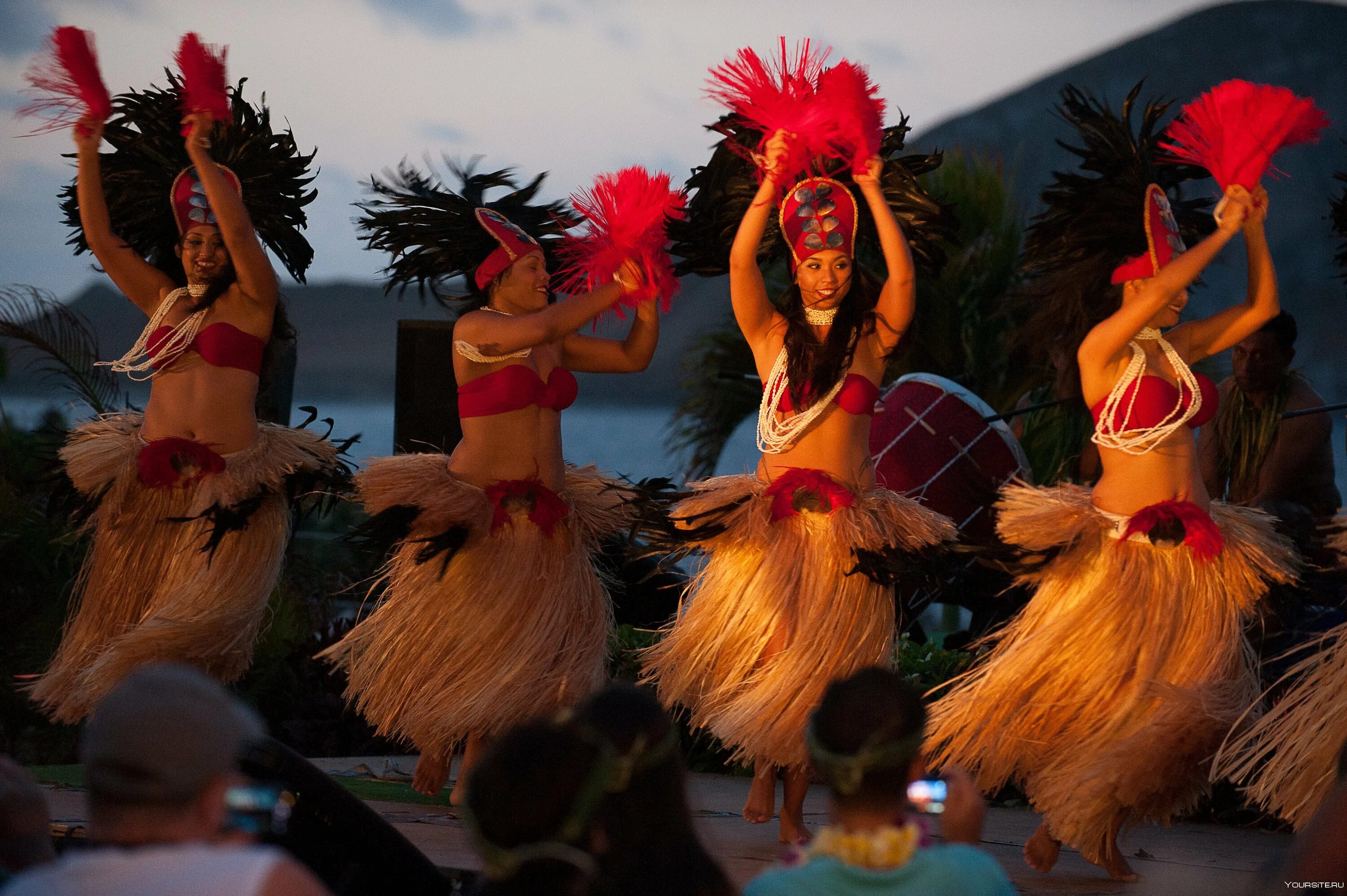 Луау. Гавайи танец хула. Гавайское Луау. Танец хула хула Гавайский. Гавайские танцы.