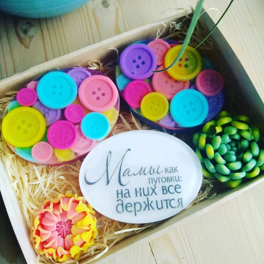 Мамы как пуговки картинка на торт. Мыло с пуговицами. мыльные наборы ко дню матери. набор мыла с пуговкой. мыльные наборы на день мамы.