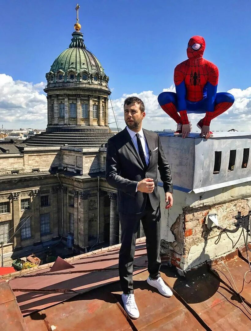 День крутого человека. Человек паук на крыше. Мужская фотосессия на крыше. Человек паук в Санкт Петербурге.