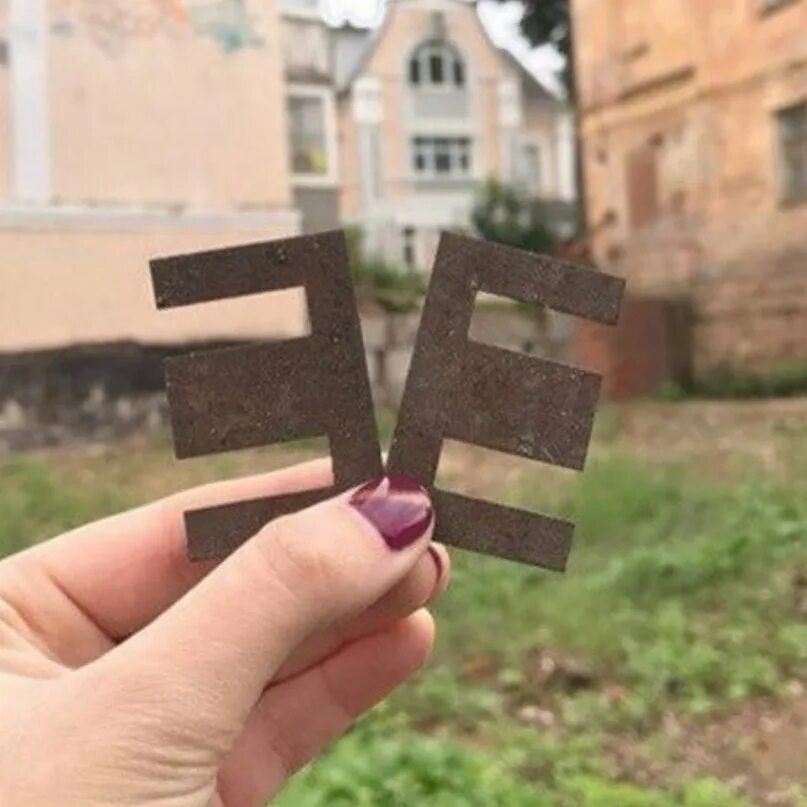 Железка в форме буквы ш. Железные штуки в виде ш что это. Объемная буква ш. Буква ш. Объемная буква ш.