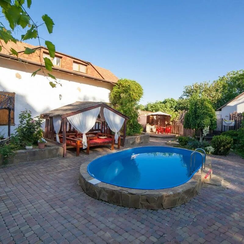 Старые дворики двухэтажных домов. Еврейский дворик одесса. Двор маленькая бавария на фурштатской. Б дворик. Б дворик.