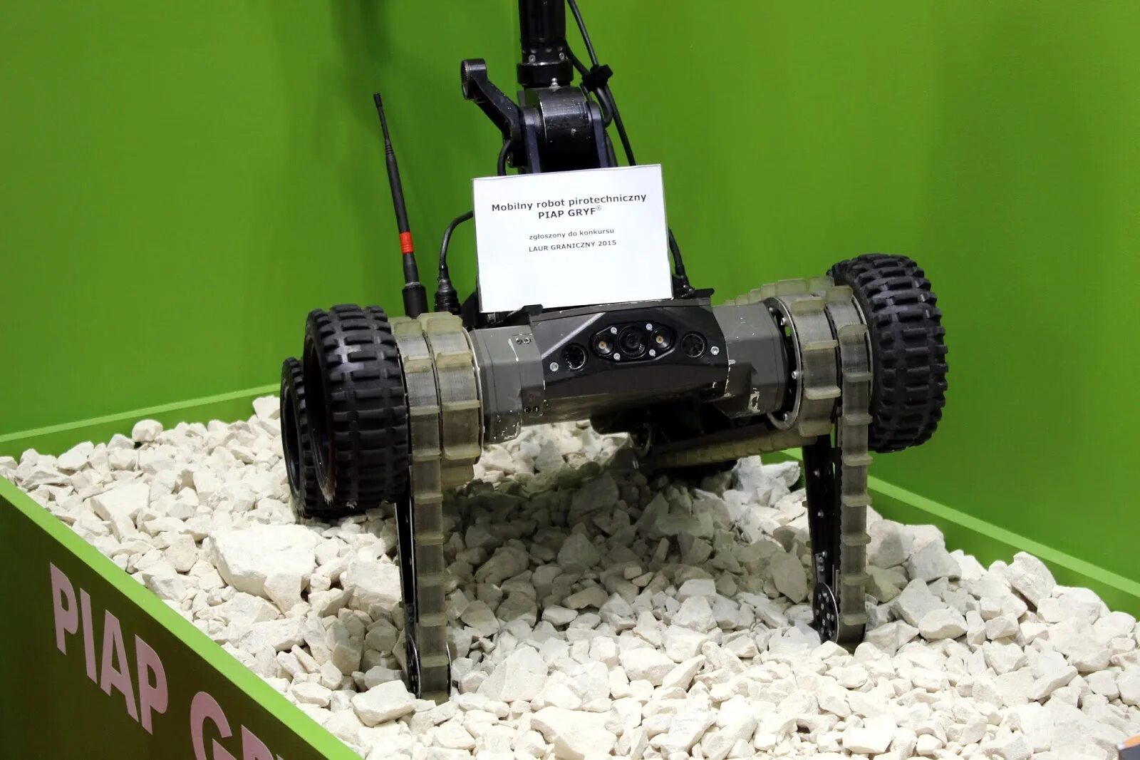 специальные роботы. робототехнические системы. военный робот talon. специальные роботы. робот сборщик kuka.