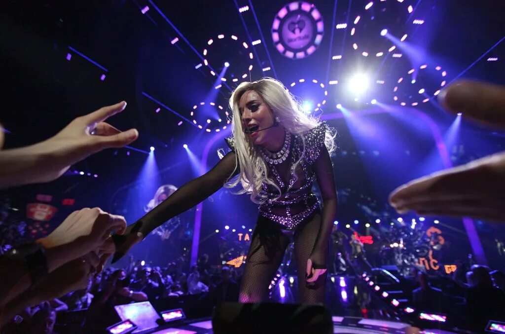 Леди гага выступления. Lady gaga 2011. леди гага концерт. mgm grand леди гага. леди гага на сцене.