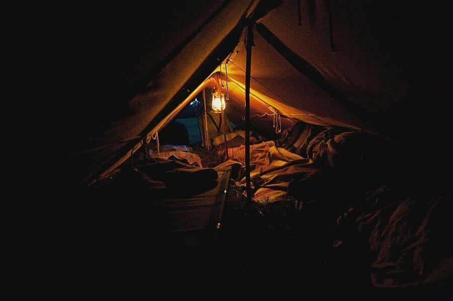 Темнота в палатке. Палатка внутри. Внутри палатки ночью. Палатка изнутри ночью. Палатка изнутри.