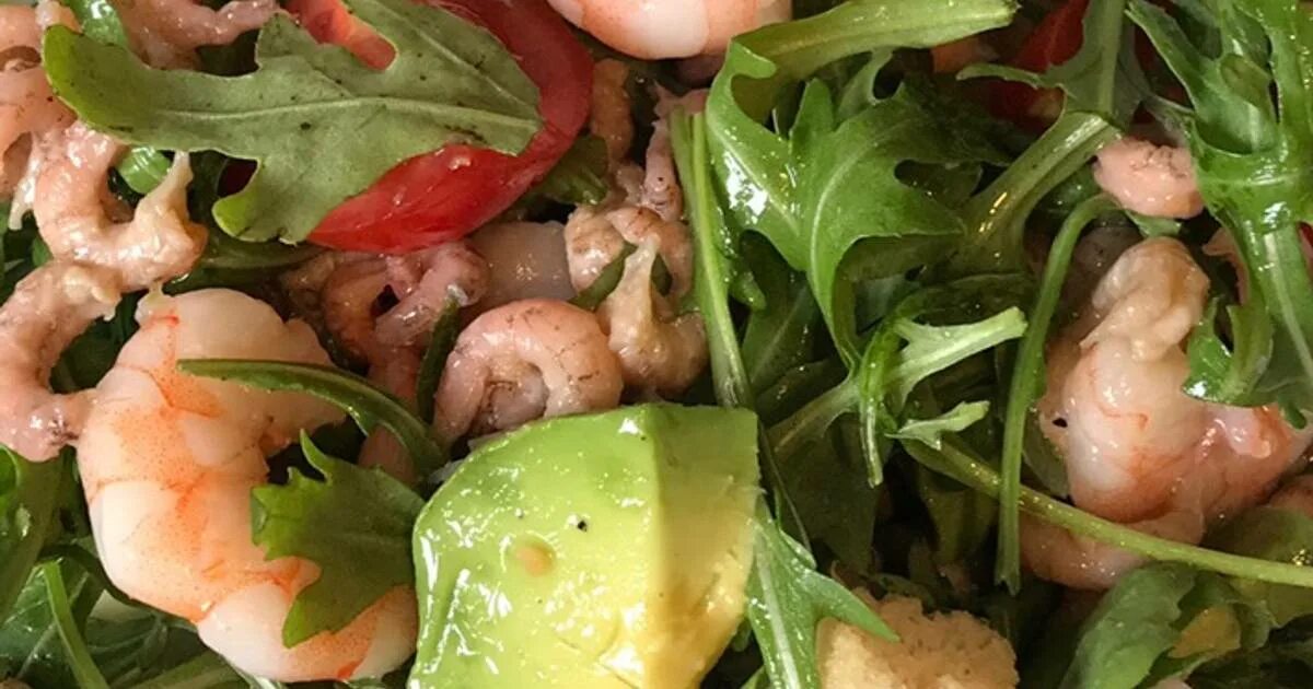 Салат с рукколой и крабом. Салат руккола креветки черри. Салат руккола черри. Креветки руккола черри. Салат руккола креветки черри.