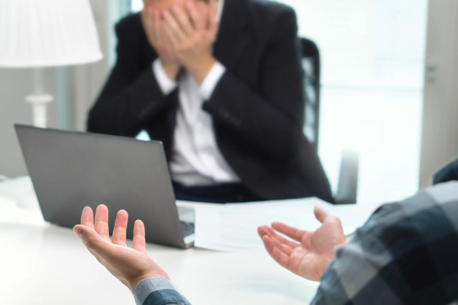 Job failed. Неудачное собеседование. Плохой работник. Деловой босс с телефоном вид сбоку. Плохой сотрудник картинка.