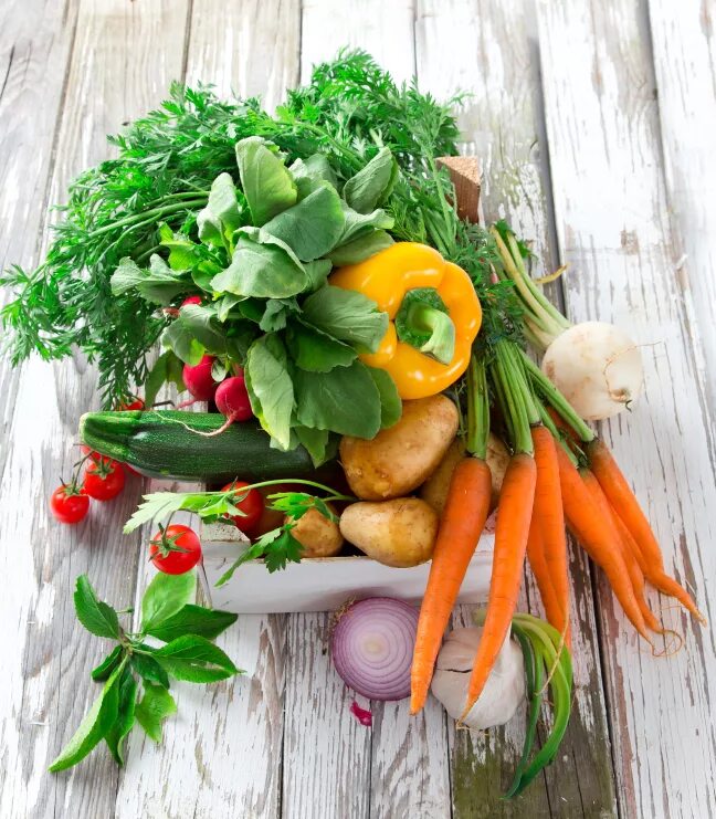 Свежие овощи. Свежие овощи и зелень. Свежие овощи и фрукты. Вегетарианское питание.