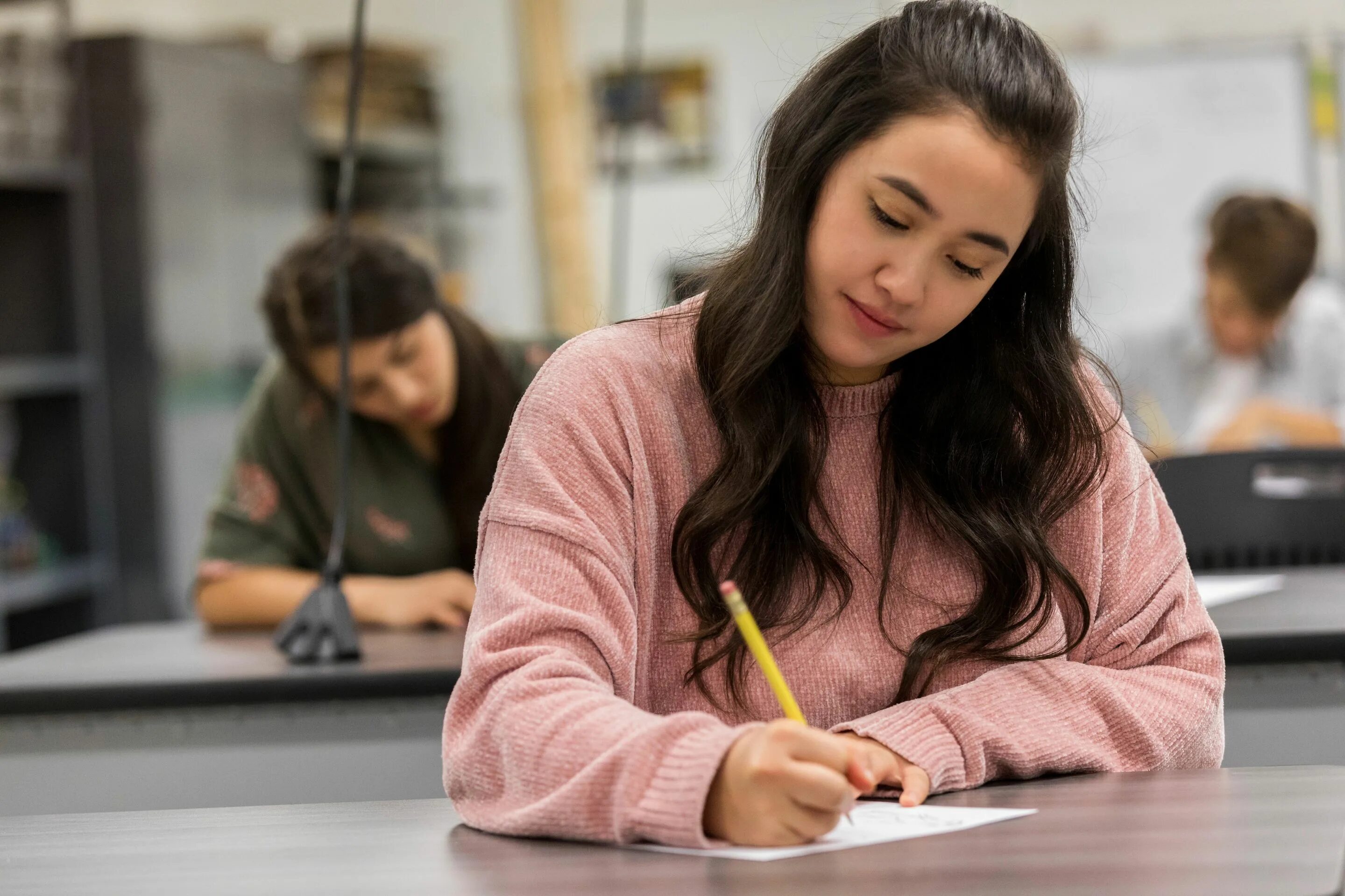 Examination paper. Студент дедлайн. Экзамен Yos. Студент пишет. Студенты пишут тест.