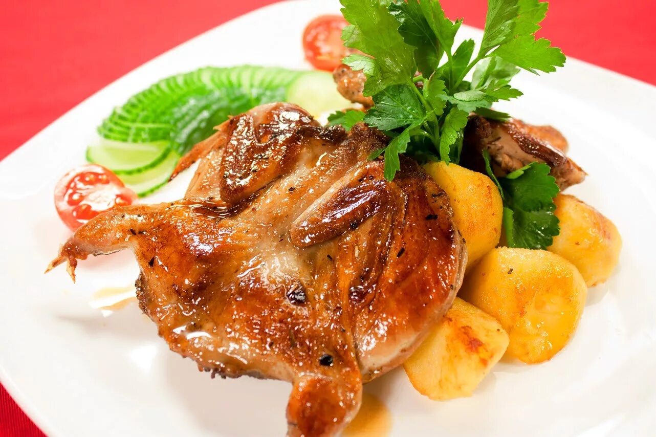 перепел блюдо. перепелка дичь. перепелка на новый год рецепт. перепелки запеченные на праздничный стол. перепелочки запеченные новогодний.