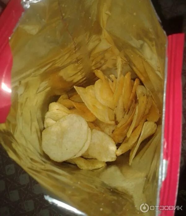 Пачка открытых чипсов. Крабовые чипсы лейс. Чипсы в тарелке. Чипсы московская картошка золотистая. Картофельные чипсы.