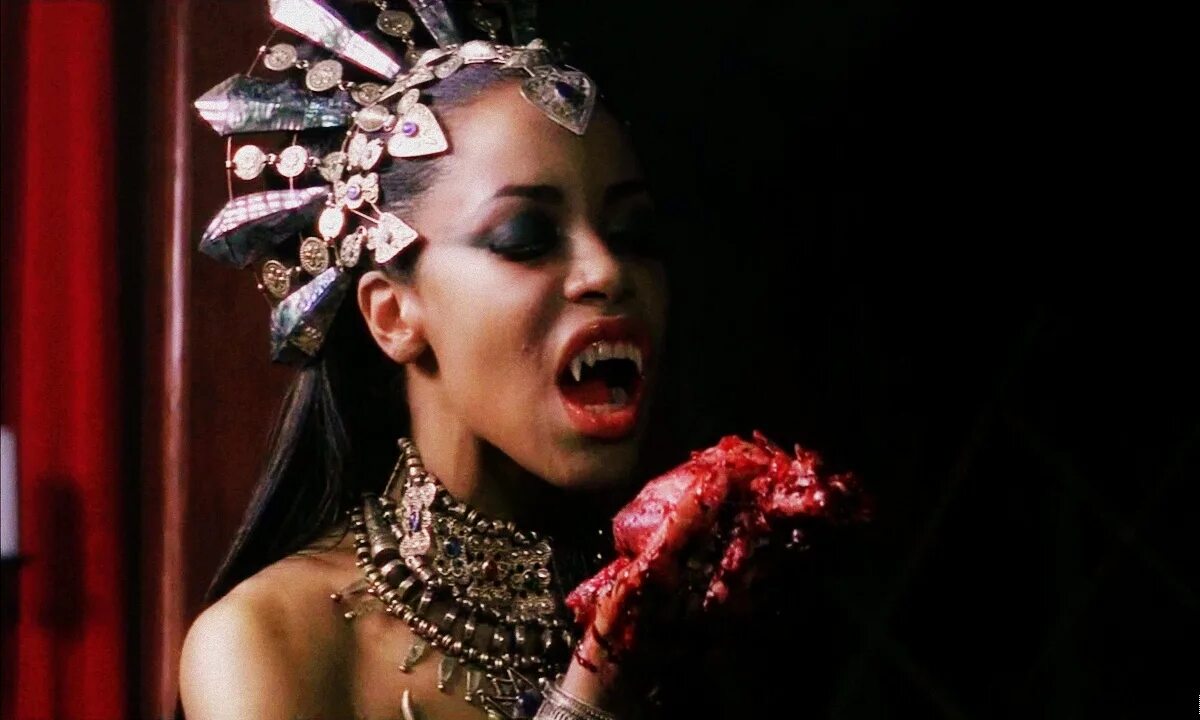 Слушать царица рок. Королева проклятых (2002) queen of the damned. акаша королева проклятых. алия королева проклятых. фильм королева проклятых акаша.