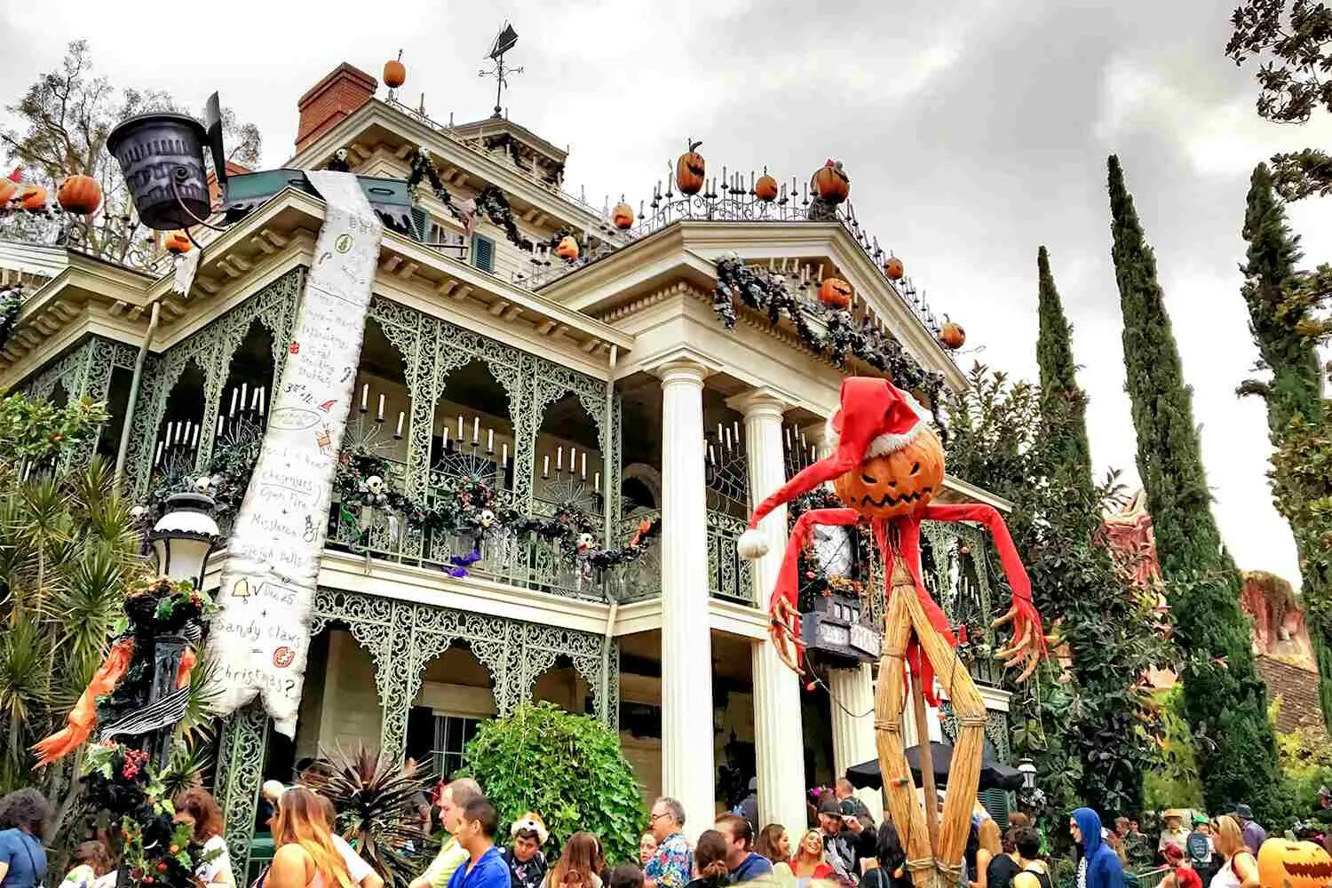 Особняк с привидениями Haunted Mansion Диснейленд. Диснейленд поместье призраков. Диснейленд в Париже дом с привидениями. Диснейленд аттракцион особняк с привидениями в Калифорнии. Haunted mansion 2