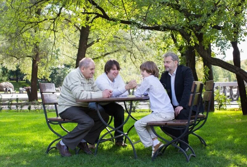 Grandpas daddy. Четыре поколения мужчин. Дед отец сын. Сын папа дедушка и прадедушка. Сад поколений фото.