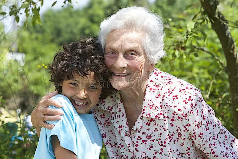Frizz hugging his grandma. Образ бабушки и внука взрослого фотосессия. Портрет бабушка с внуком на море на планшете. Внучка обнимает бабушку. Портрет бабушки и внука.