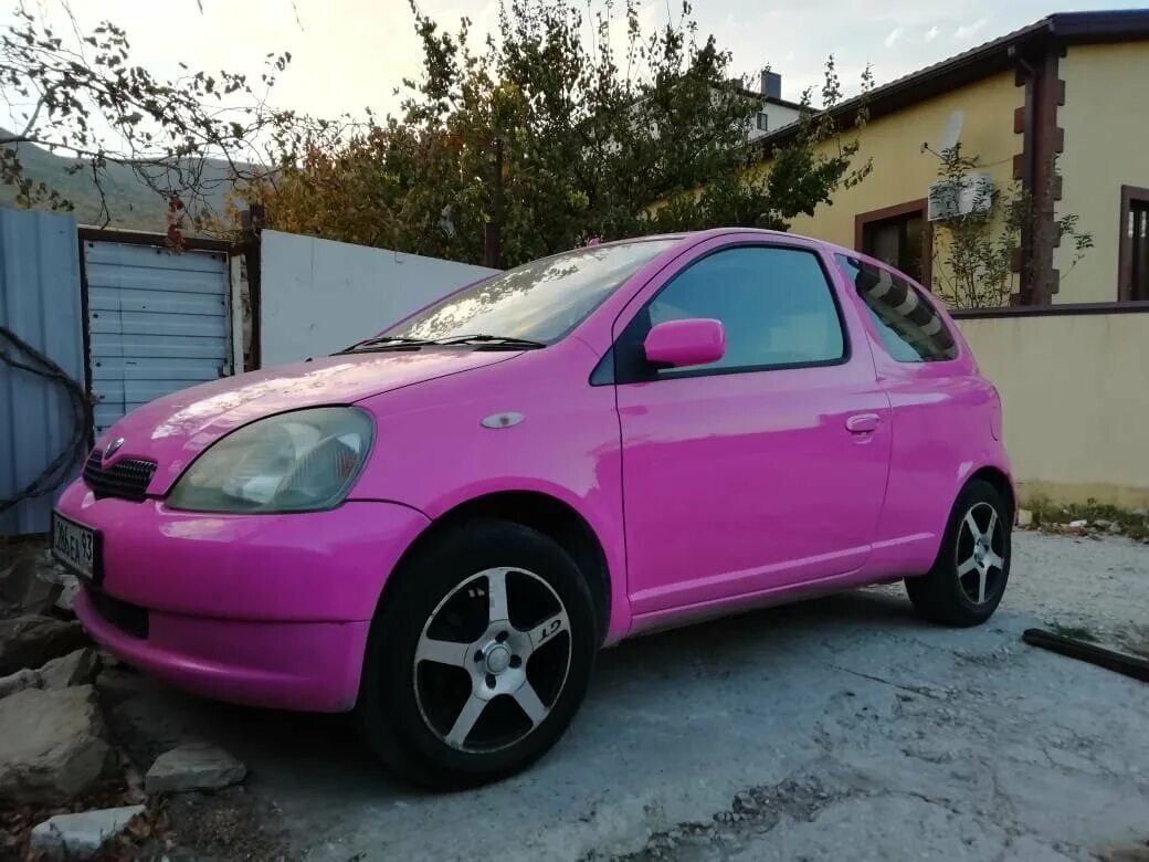 Toyota vitz 2000 года. Тойота Витц розовая. Toyota Vitz 2000. Toyota Vitz 2000 розовая. Toyota Vitz 1999 розовая.