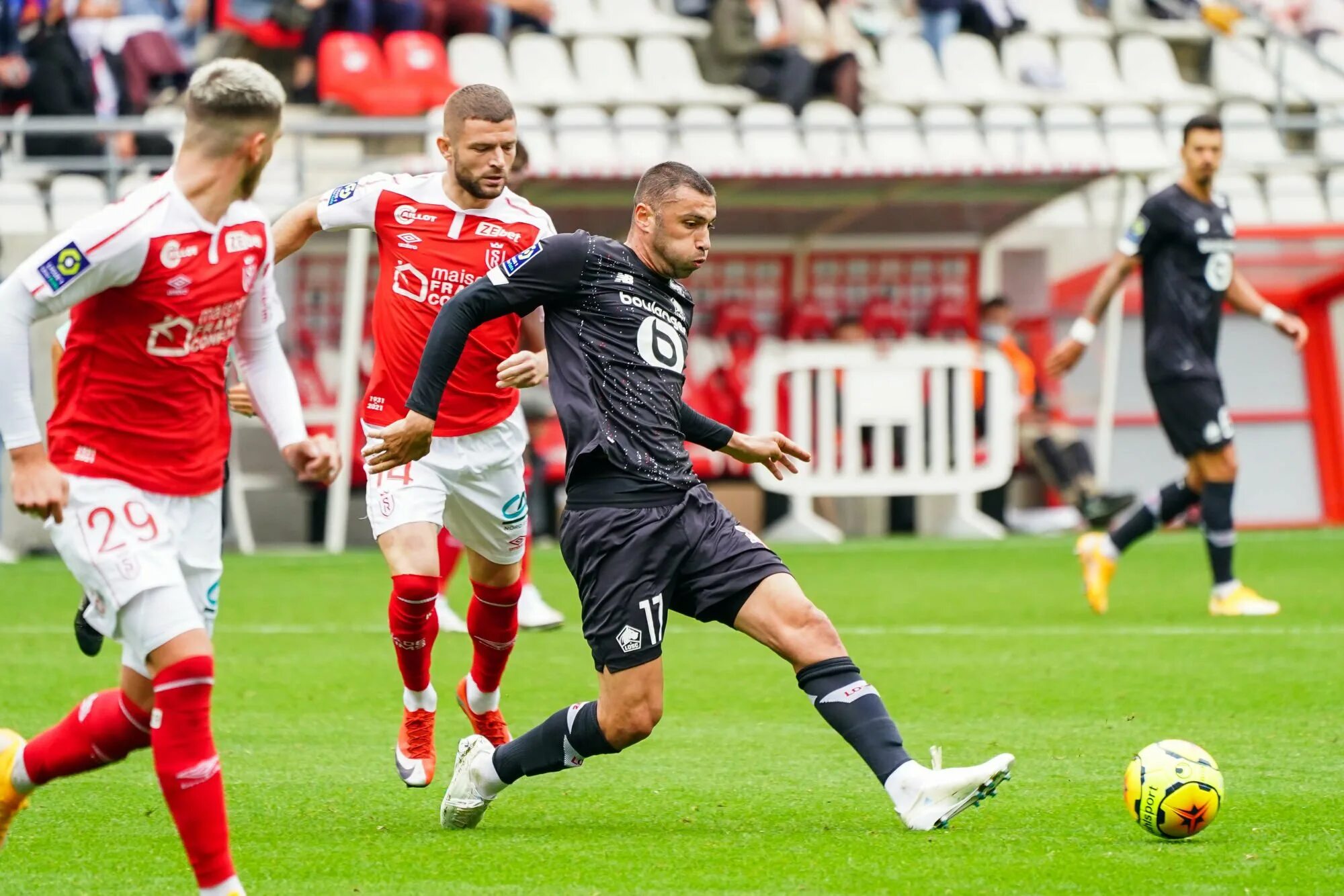 Реймс лиль прерван. Лилль реймс. ￼ арбер зенели реймс. losc army. losc lille shirt.