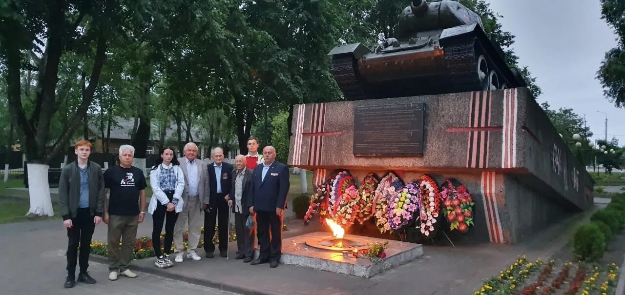 Погода в унече по часам. Памятник танк т-34 Унеча. Г Унеча Брянская область. Унеча памятник танку. Унеча город.