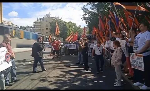 Шаман митинг у посольства сша