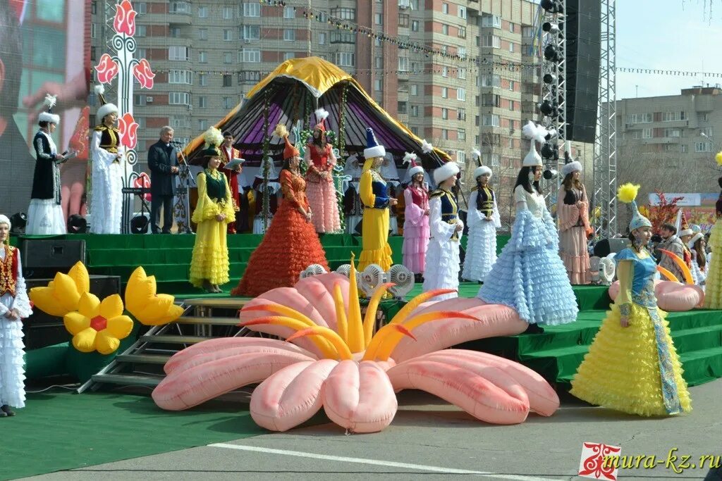 поделки руками детей на наурыз. наурыз оформление. украшение зала на навруз в доу. украшения зала к наурызу. праздник наурыз в казахстане для детей.