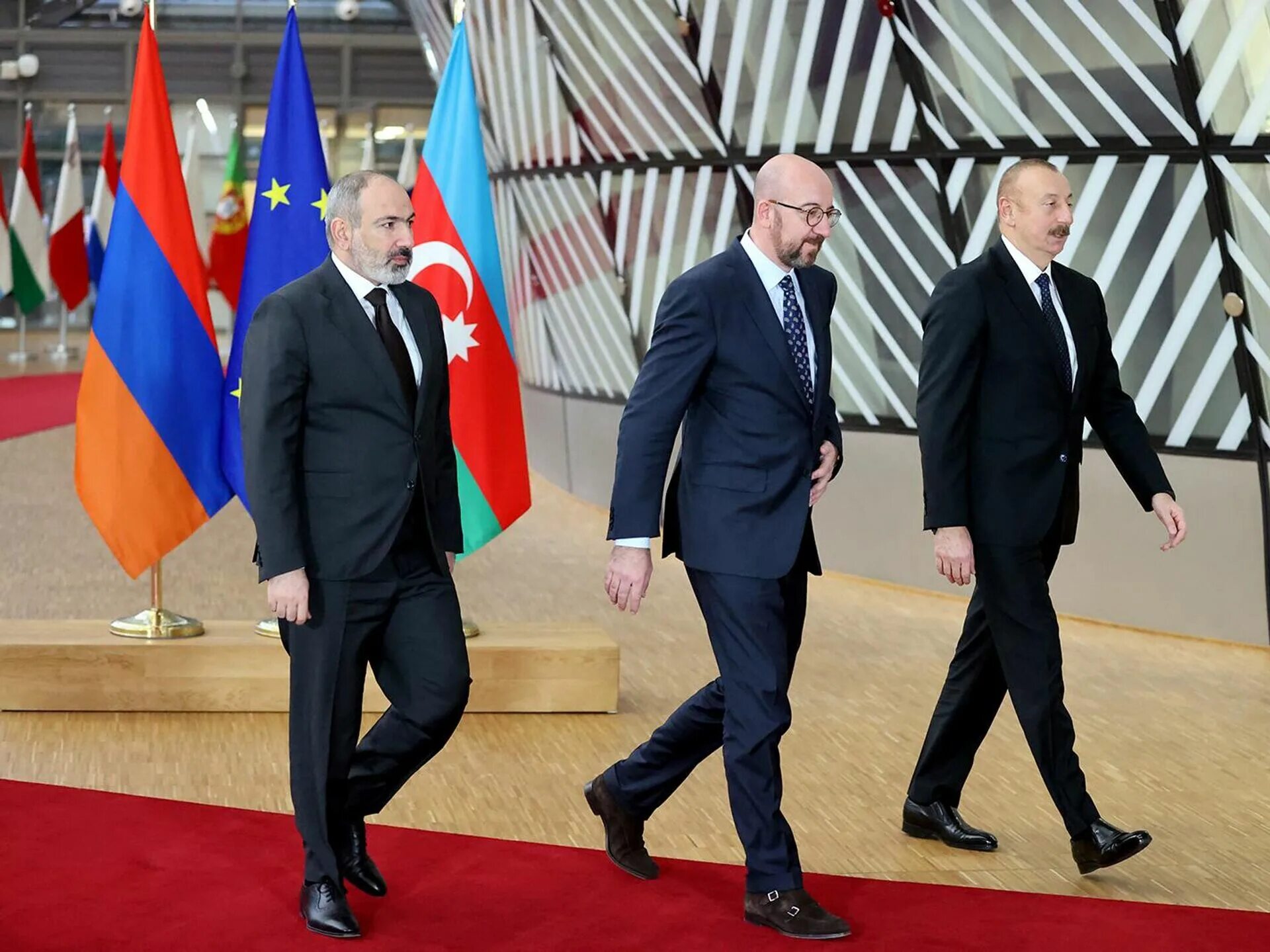 Переговоры Пашиняна и Алиева в Брюсселе. Трехсторонние переговоры