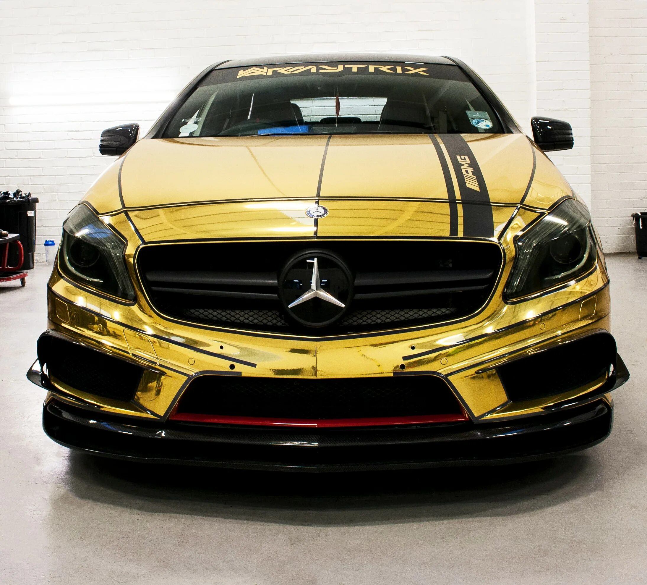 Дорогой мерс. Mercedes AMG c63 золотой. Мерседес е63 АМГ золото. ЦЛС 63 АМГ золотой. Mercedes Benz c63 AMG В золоте.