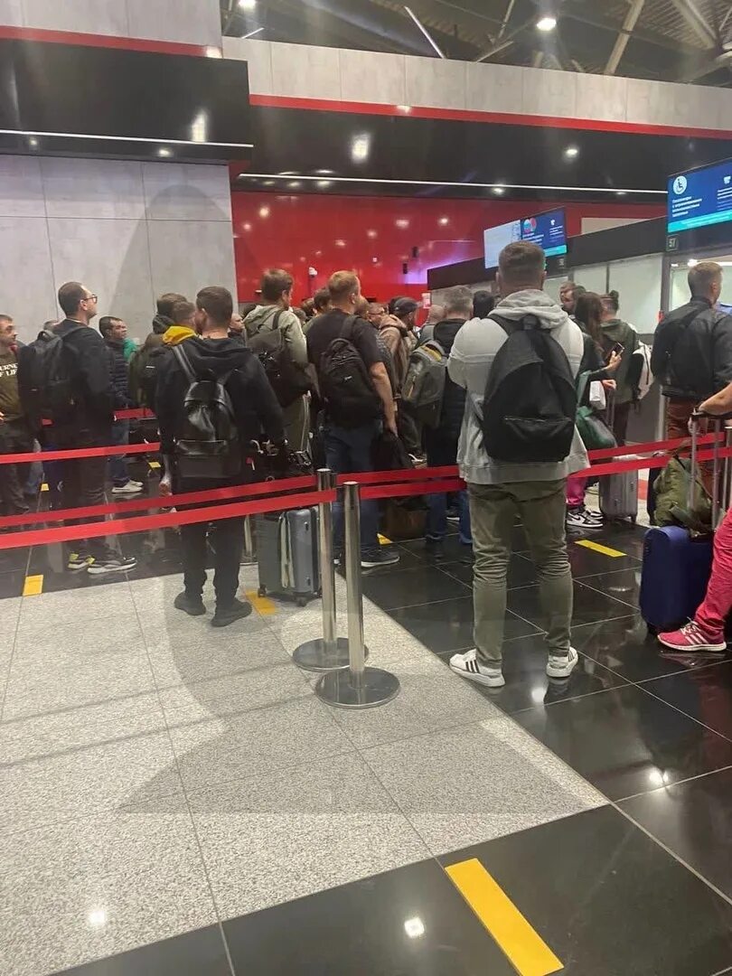 Что творится в аэропортах москвы сегодня. Очередь в аэропорту. Аэропорт. Мобилизованные в аэропорту Москвы. Очередь в Шереметьево.