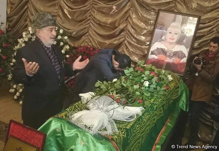 Умершие в азербайджане. Зейнаб Ханларова смерть. Похороны Зейнаб Ханларова. Ильхама Гулиева похороны. Ильхама Гулиева могила.