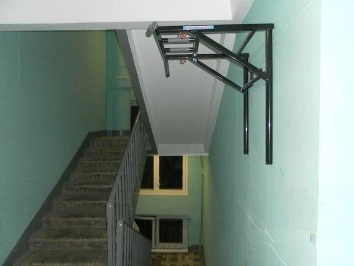 Можно ли хранить на лестничной площадке. Лестница на чердак в подъезде. Лестничная клетка в подъезде. Турник на лестничной клетке. Лестничная площадка в подъезде.