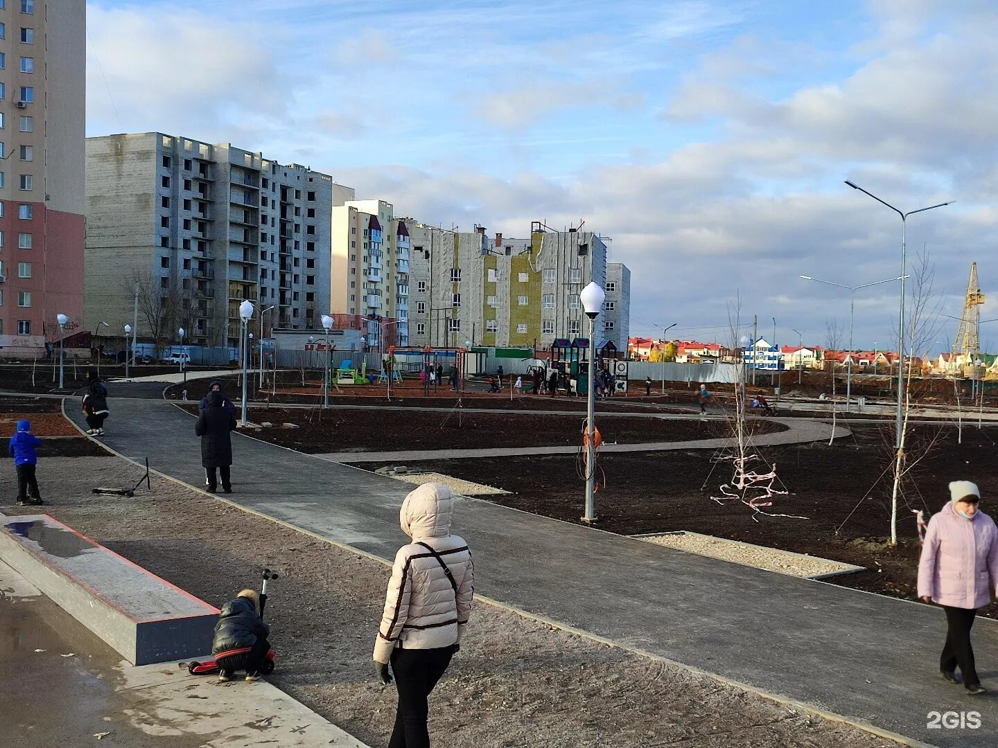 Юбилейный саратов сегодня. Парк в Юбилейном Саратов. Парк изумрудный Саратов. Сквер изумрудный Саратов. Поселок Юбилейный Саратов.