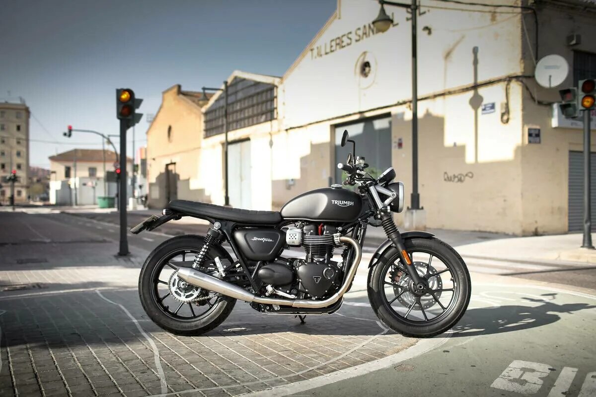 Triumph street twin. Триумф улица. Thruxton rs ton up. Triumph bonneville street twin. Мотоцикл triumph street twin.