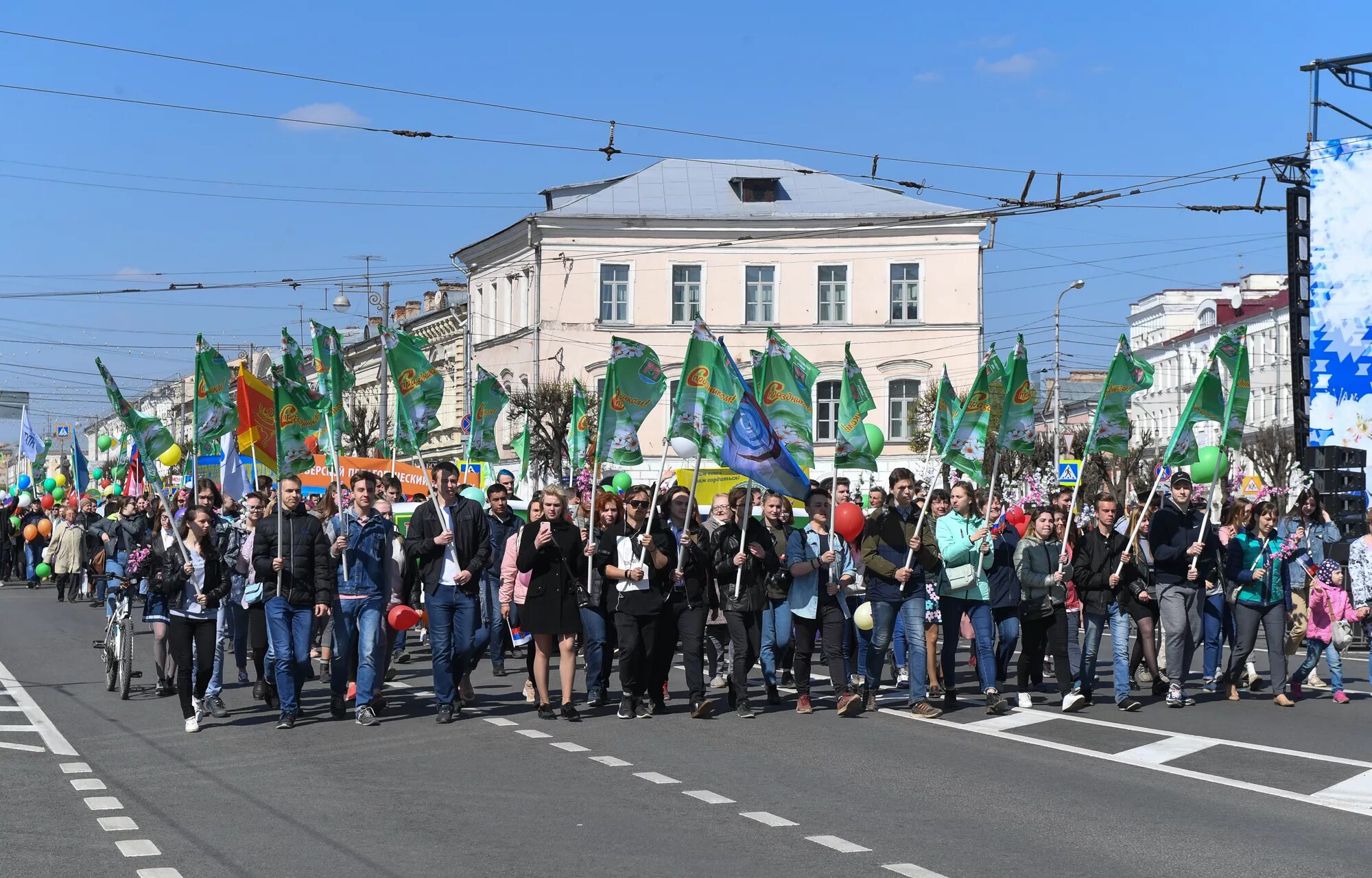 Демонстрация взгляд. Первомайская демонстрация в Твери. Демянск Первомайская демонстрация. Первомайские демонстрации в Калинине. Первомайская демонстрация в Тбилиси.