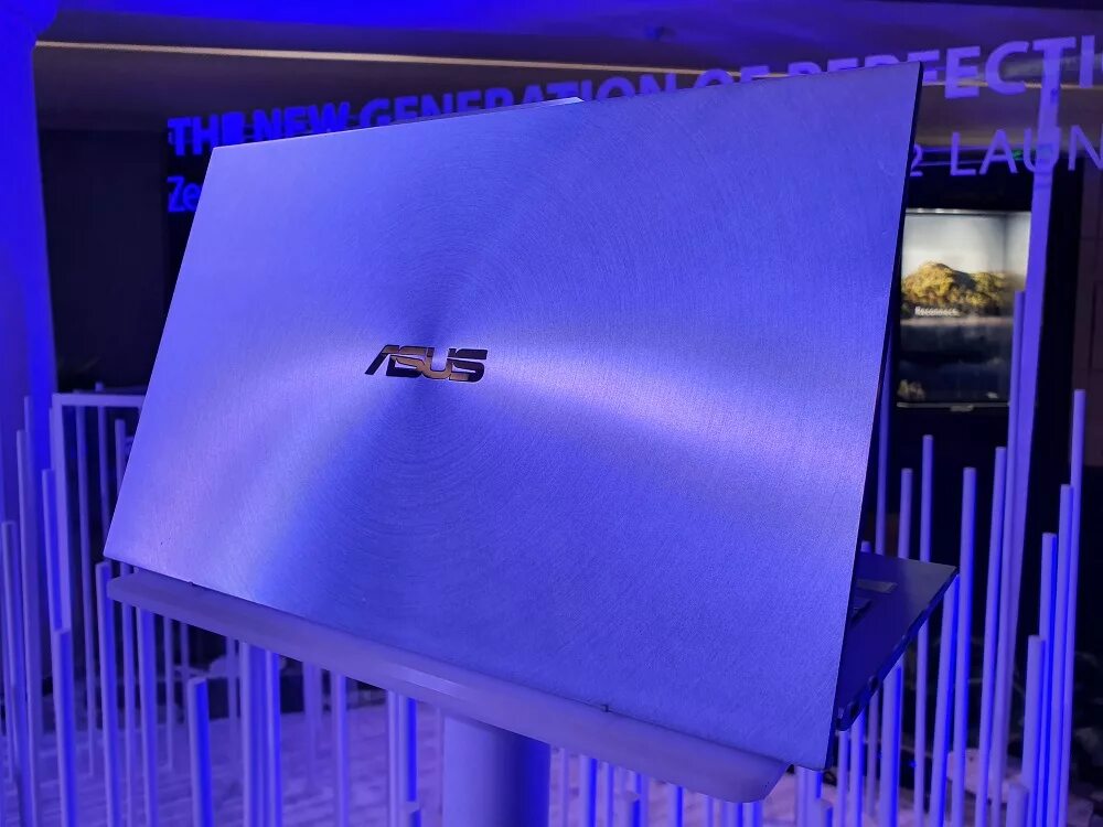 ASUS ZENBOOK 17 Fold. ASUS ZENBOOK робот. ASUS ZENBOOK неоновый. ASUS ZENBOOK камера помещения.