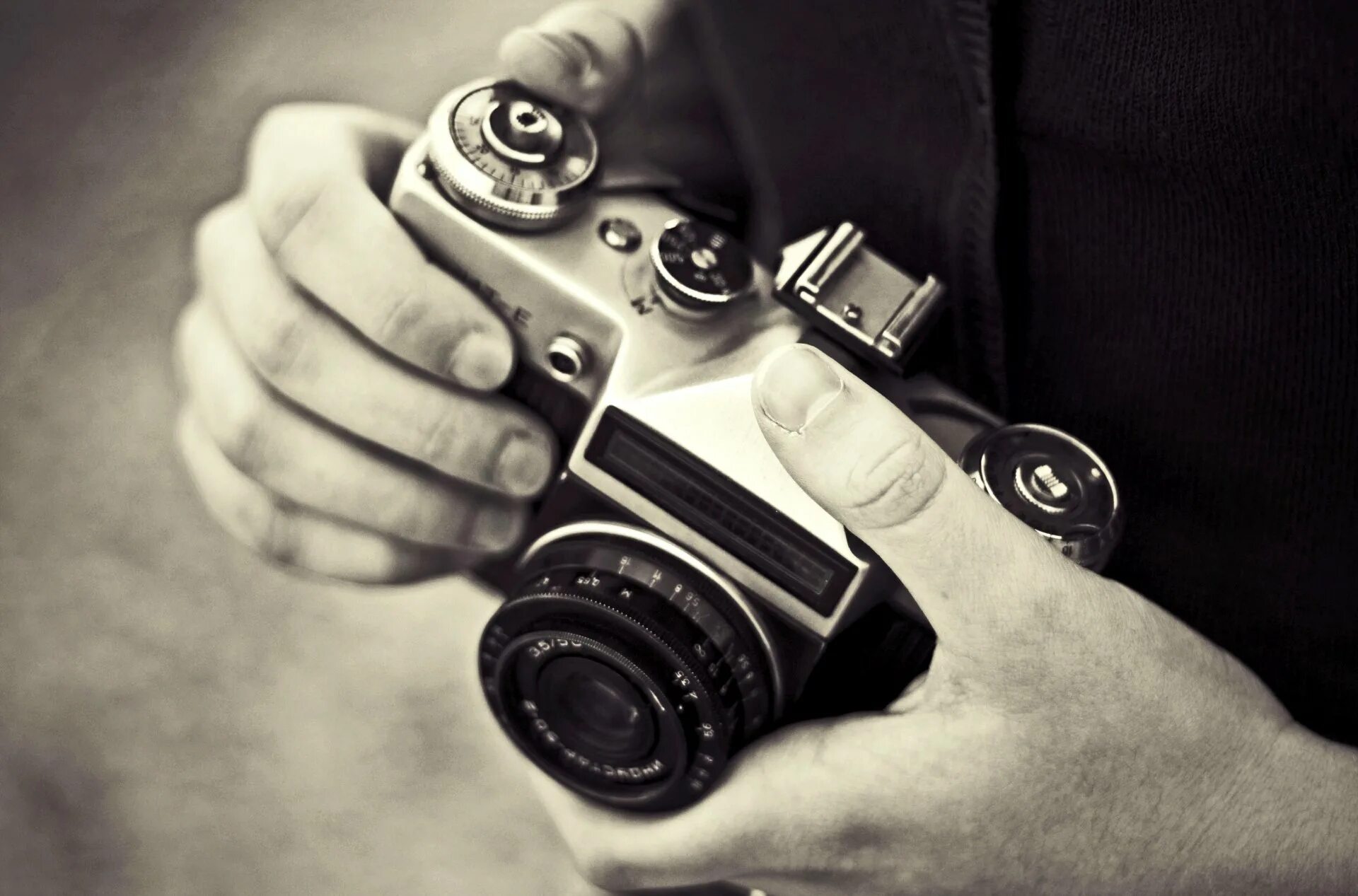 Фотоаппарат. Старый фотоаппарат. Фотограф с камерой в руках. Фотоаппарат в руках.