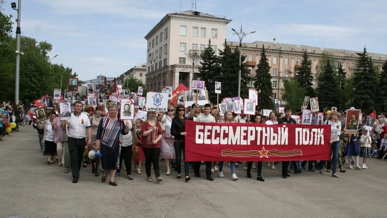 Город алчевск луганская. Время алчевск. Алчевск проспект металлургов панорама. Храм святого георгия победоносца (алчевск). Алчевск площадь города км2.
